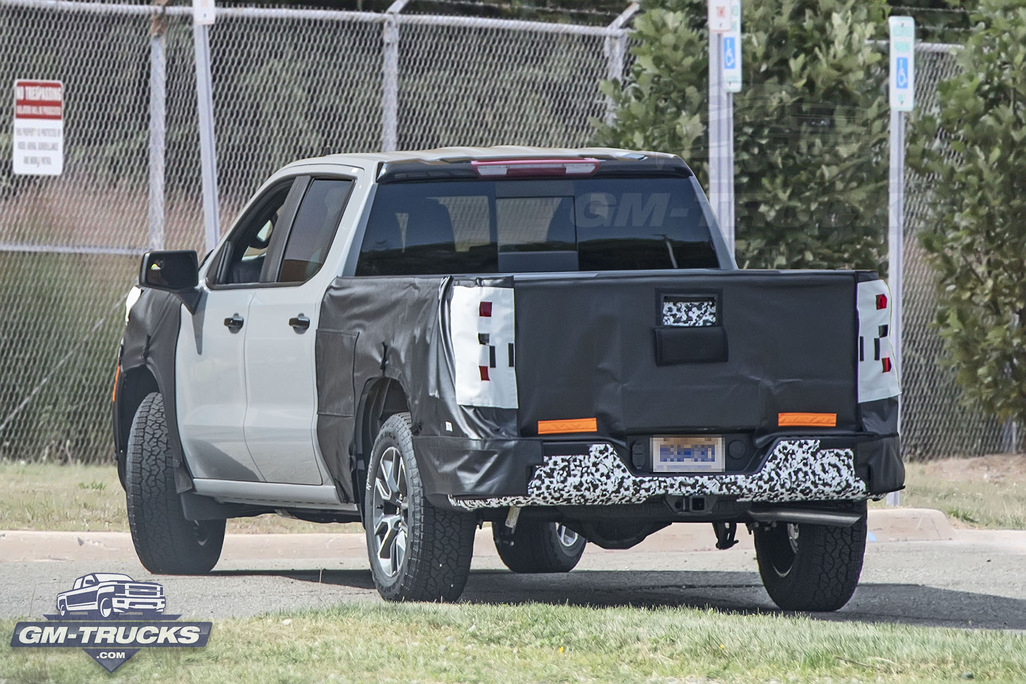 [Spy Shots] 2022 Chevy Silverado Prototype Photographed With Super Cruise, New Interior & Massive Infotainment Screen