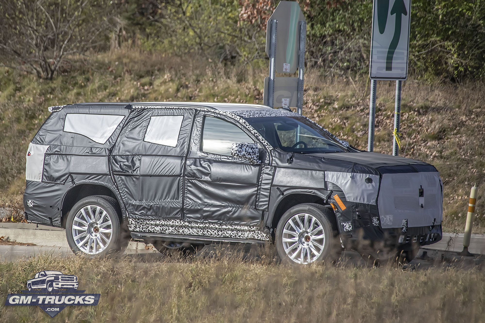 Camouflaged Cadillac Escalade Photographed - Left Over Test Bed Or High Performance Prototype? 6 Camouflaged Cadillac Escalade Photographed - Left Over Test Bed Or High Performance Prototype?