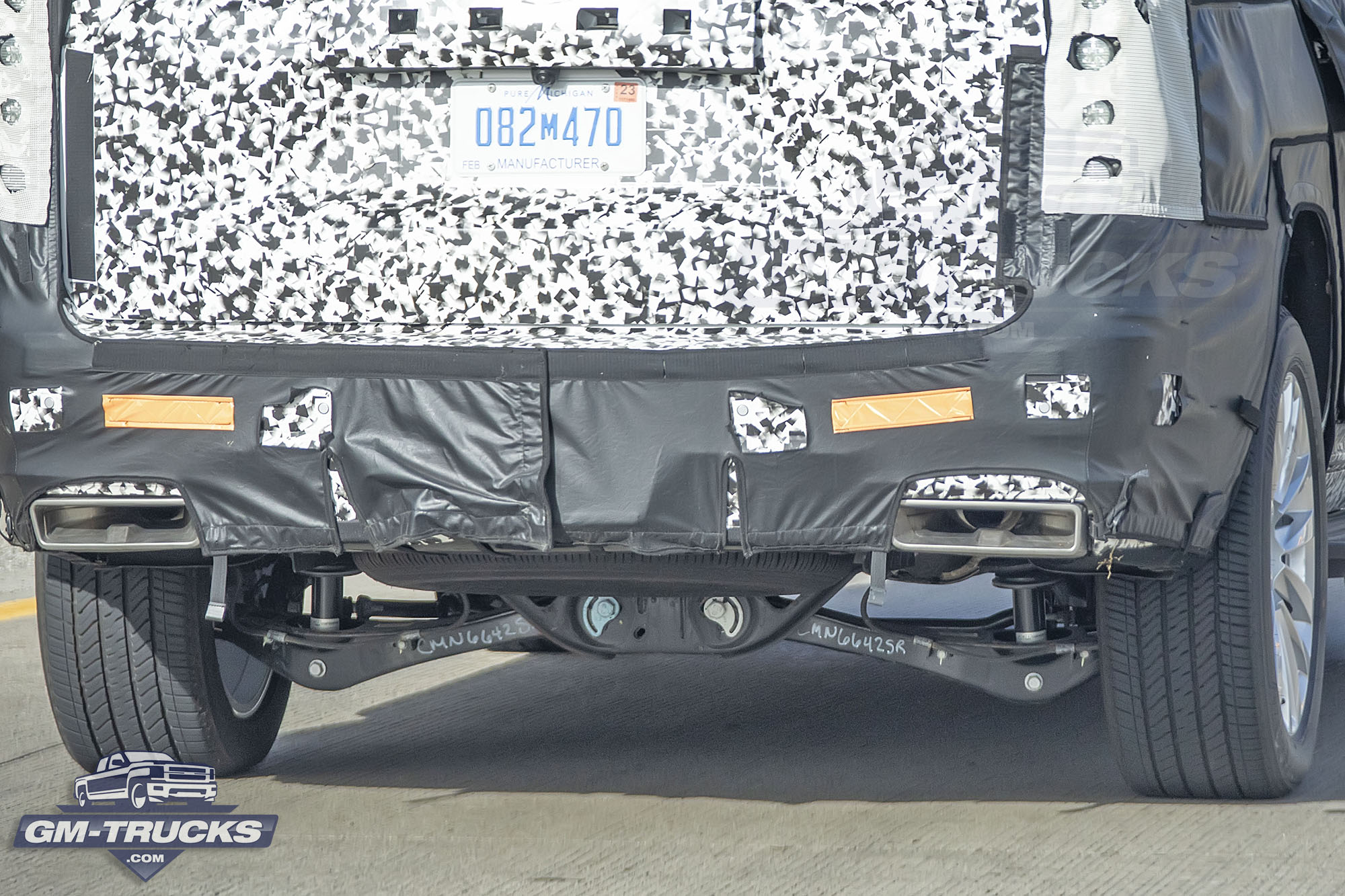 Camouflaged Cadillac Escalade Photographed - Left Over Test Bed Or High Performance Prototype? 9 Camouflaged Cadillac Escalade Photographed - Left Over Test Bed Or High Performance Prototype?
