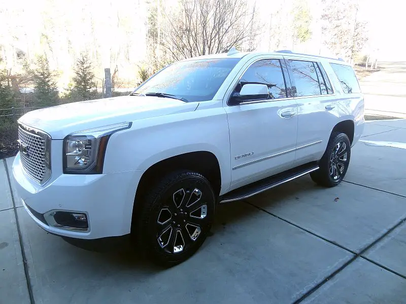 Any one with a White or Pearl White Yukon black wheels ...