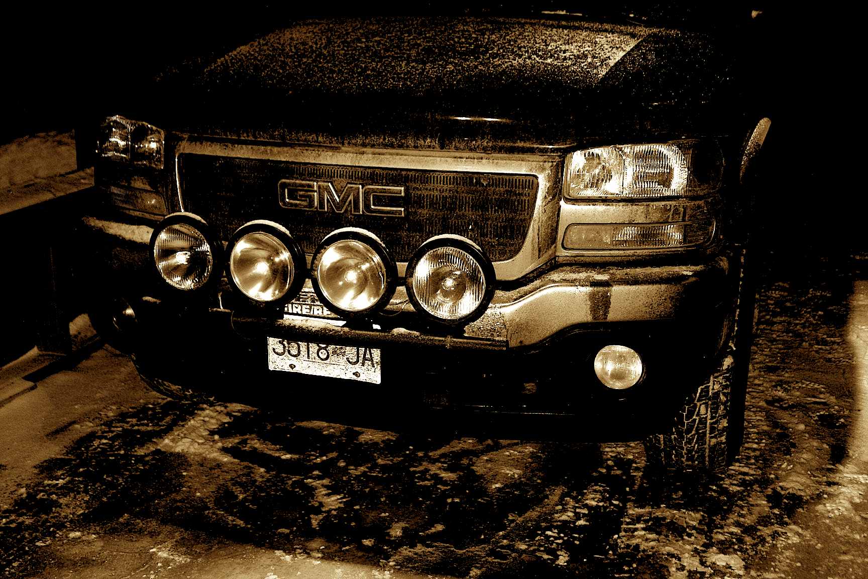 New Grille And Torsion Bar Crank 19992013 Silverado & Sierra 1500