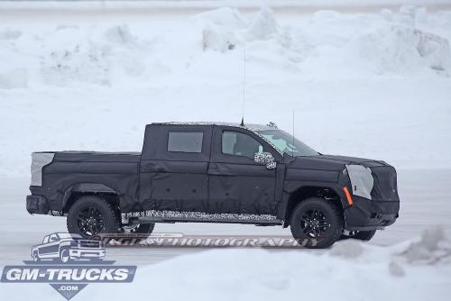 2019ChevroletSilverado_SpyShots_013.jpg
