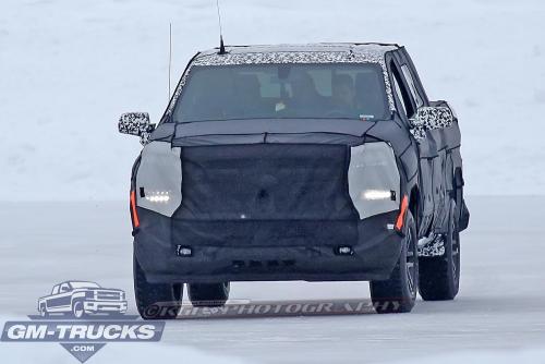 2019ChevroletSilverado_SpyShots_020.jpg