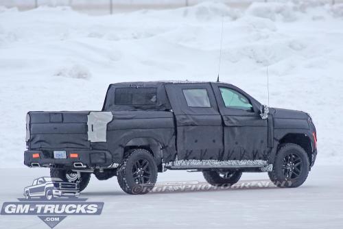 2019ChevroletSilverado_SpyShots_8.jpg