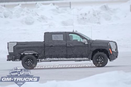 2019ChevroletSilverado_SpyShots_4.jpg