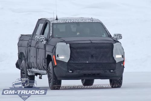 2019ChevroletSilverado_SpyShots_021.jpg