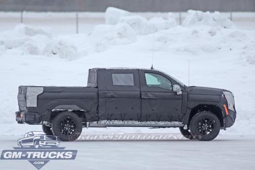 2019ChevroletSilverado_SpyShots_6.jpg