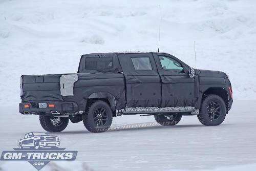2019ChevroletSilverado_SpyShots_015.jpg