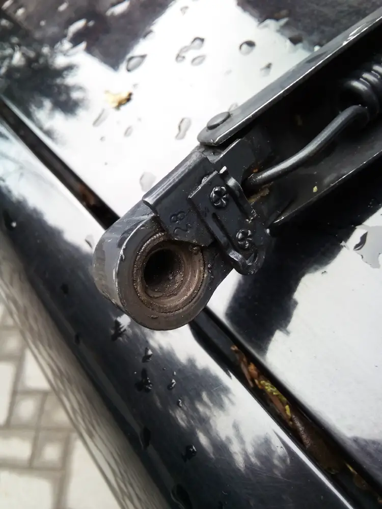 Windshield wiper arm snapped off. Ask the GM Technician