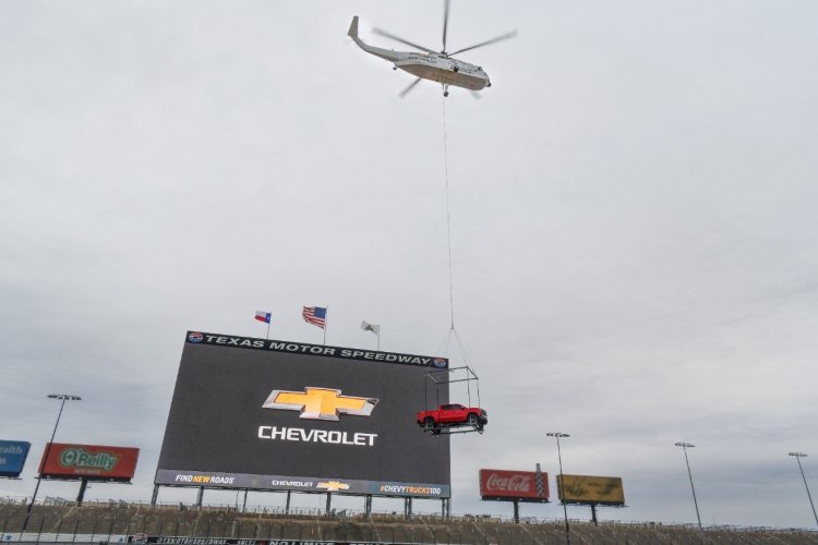 2019-Chevrolet-Silverado-Reveal-03.jpg