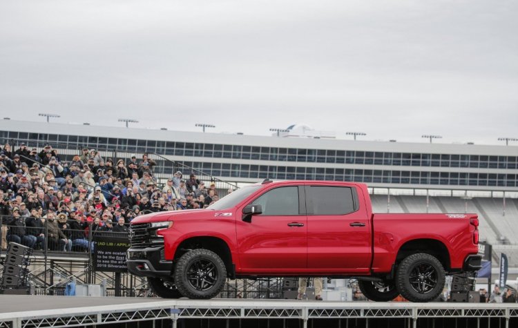 2019-Chevrolet-Silverado-Reveal-09.jpg