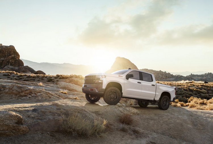 2019-Chevrolet-Silverado-008.jpg