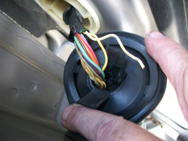 2004 Yukon XL SLT B0077 side impact sensor wire failure open wire in door.jpg