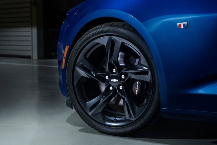 2019-Chevrolet-CamaroSS-008.jpg