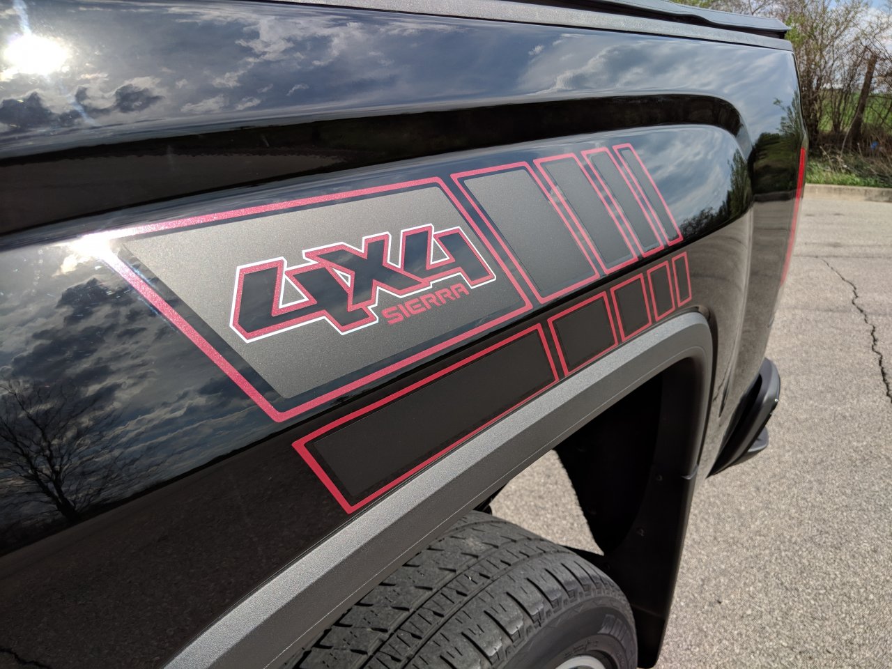 2018 GMC Denali 4x4 Custom Graphics-Bed