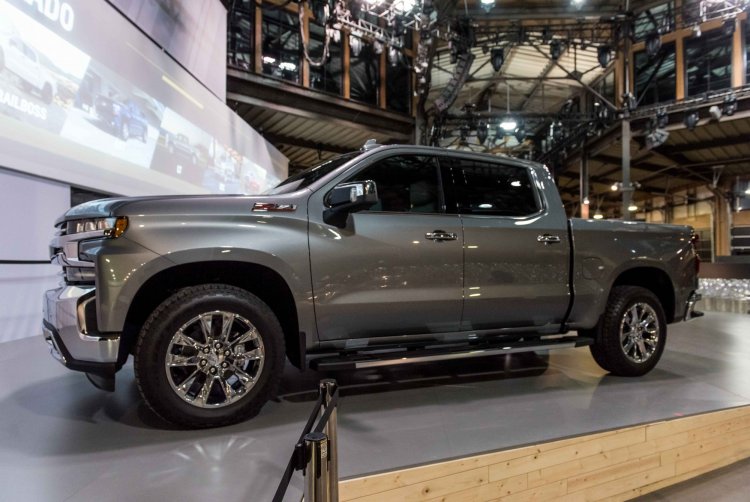 2019-chevrolet-silverado-1500-ltz-exterior-live-reveal-001-side-profile.jpg