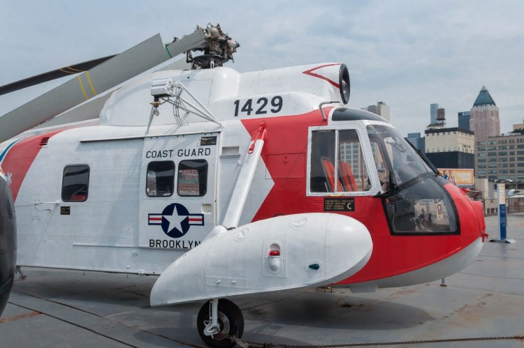 Coast_Guard_Helictoper_at_Intrepid_(26672981832)-2.jpg