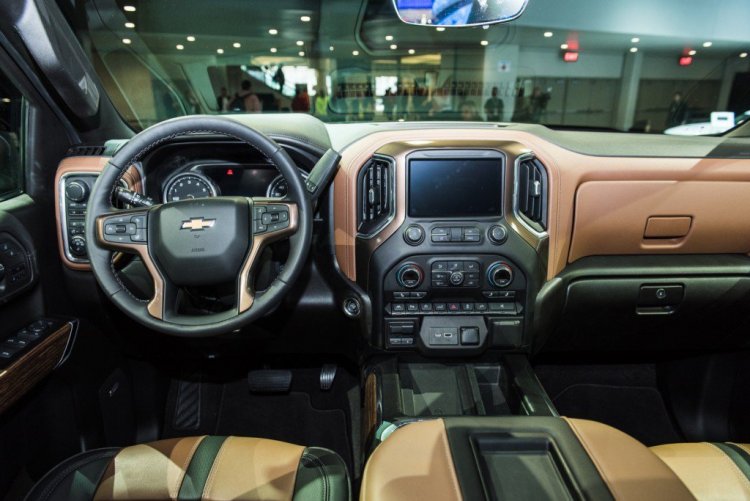 2019-Chevrolet-Silverado-1500-High-Country-Interior-2018-Detroit-Auto-Show-001-Interior-Overview-1024x683.jpg