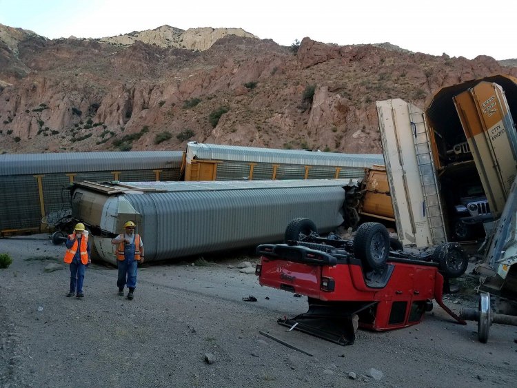 Train-Derails-Carrying-New-Chevrolet-Silverado-GMC-Sierra-Vehicles-002.jpg
