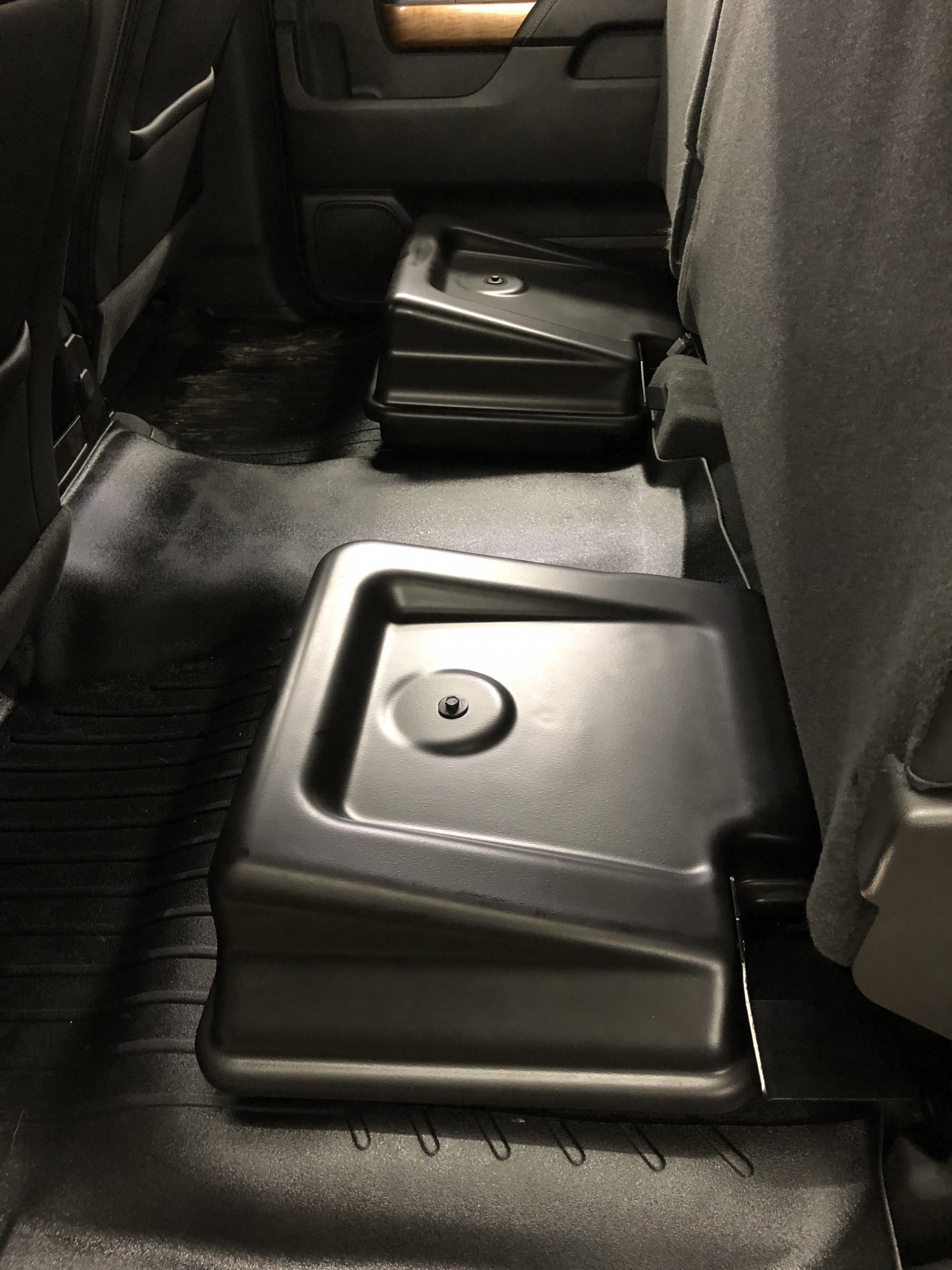Kicker subwoofer 20142018 Silverado & Sierra Mods