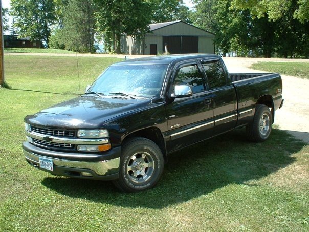2001_chevrolet_silverado_1500_ls_extended_cab_sb_4wd-pic-6627228950022140329-1600x1200.jpeg