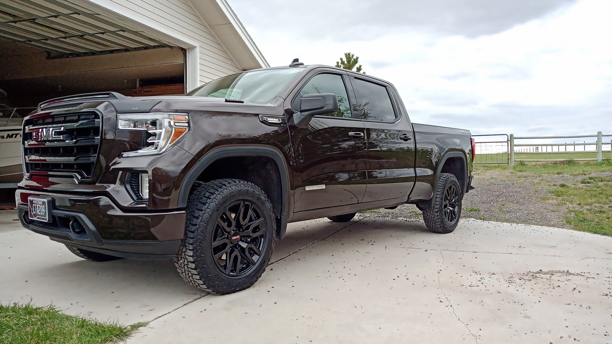 At4 Vs Elevation 2019 2021 Silverado Sierra Gm Trucks Com