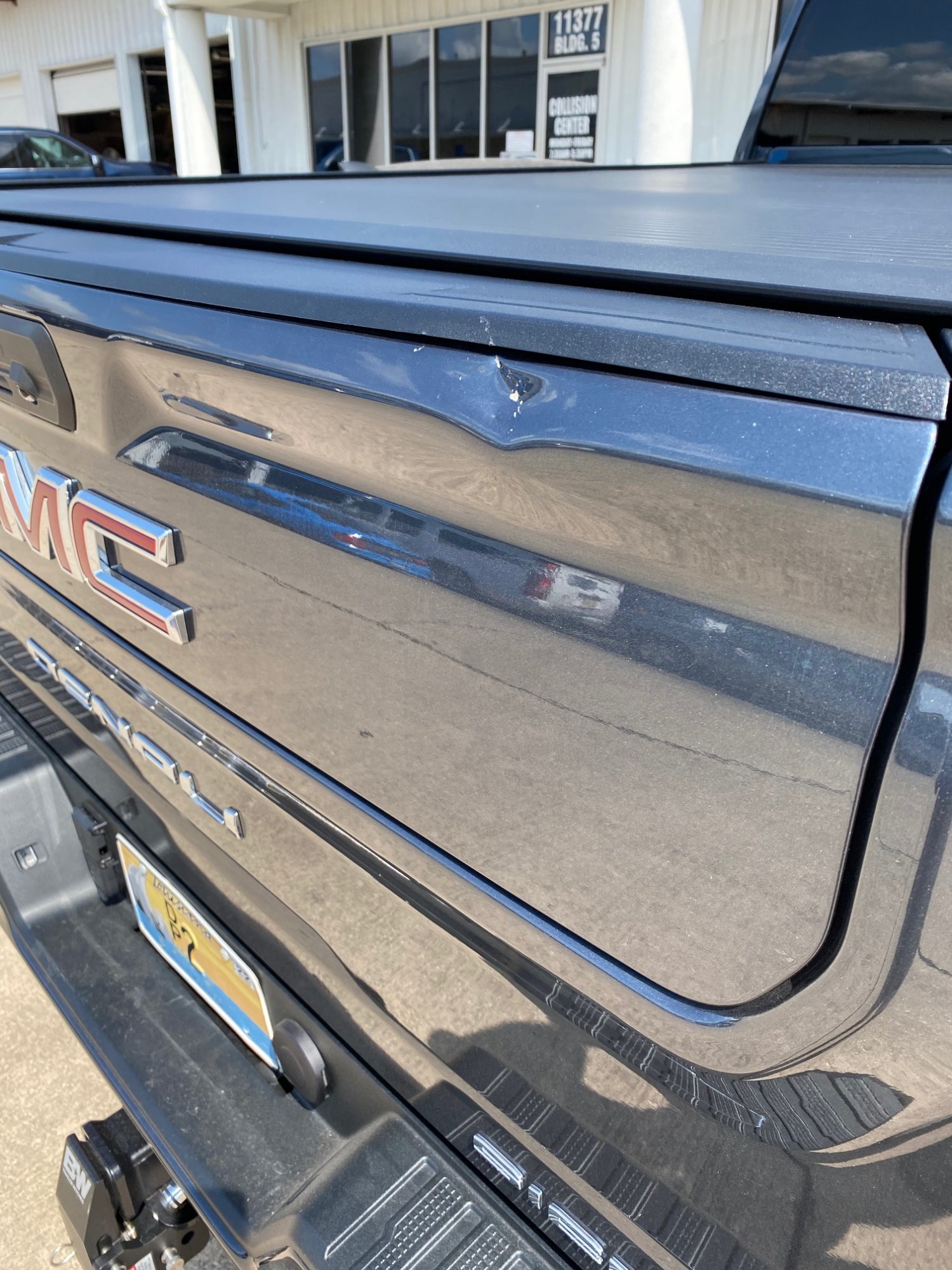 Sierra HD Tailgate Dent 20202024 Silverado HD & Sierra HD GM