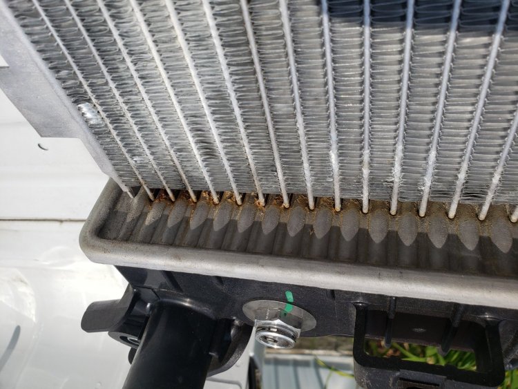42673008_BustedRadiator.thumb.JPG.ab2cb8943d85262a4828028224c969cf.JPG