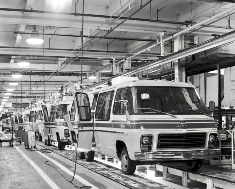 GMC MOTORHOMES ON ASSY. LINE '73.jpg