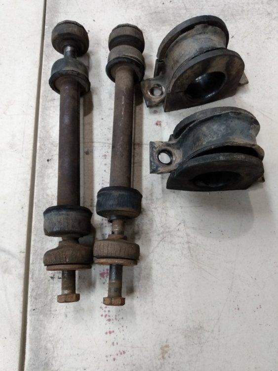 Front stabilizer bushings old.jpg