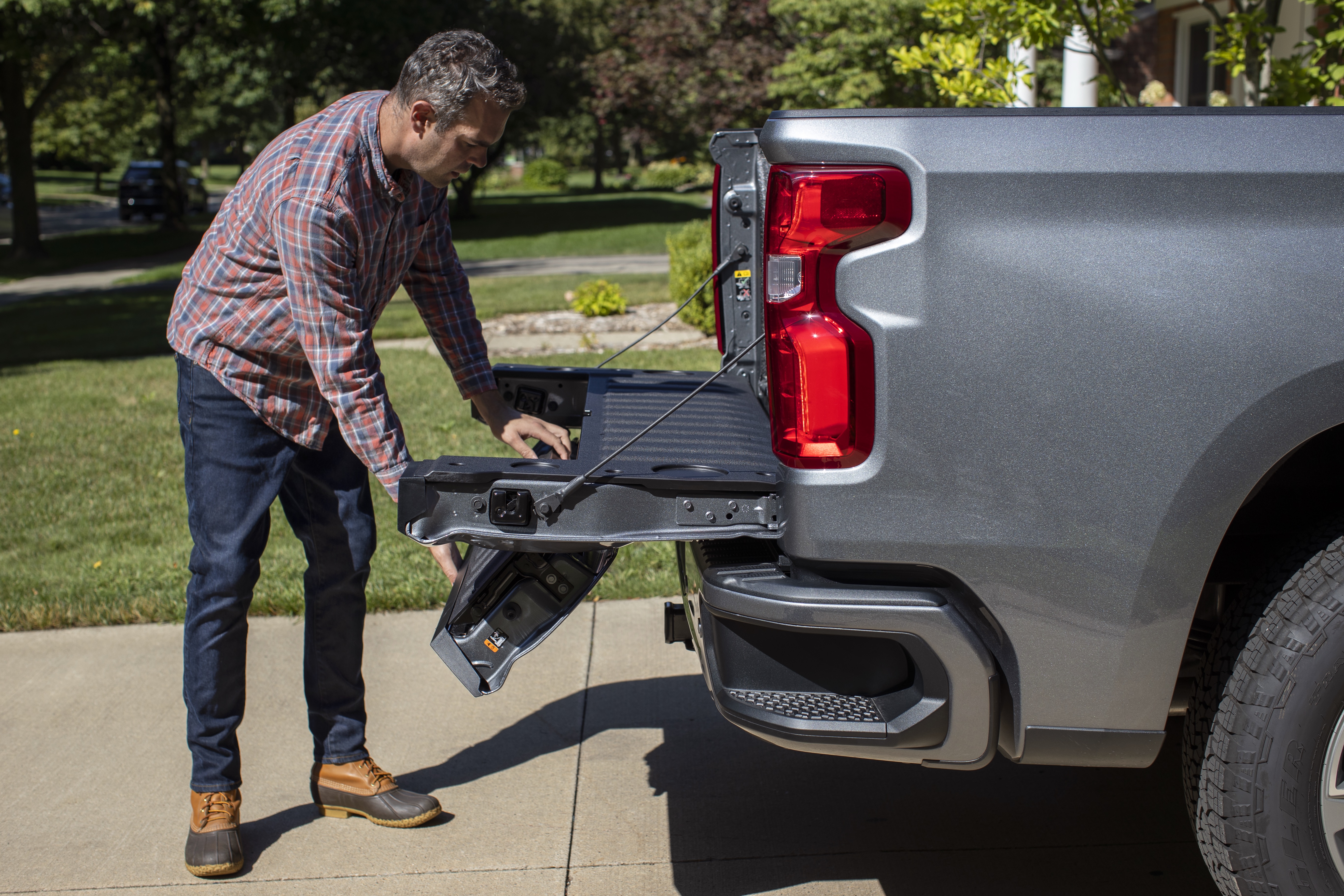 Watch The 2021 Silverado's Multi-Flex Tailgate In Action