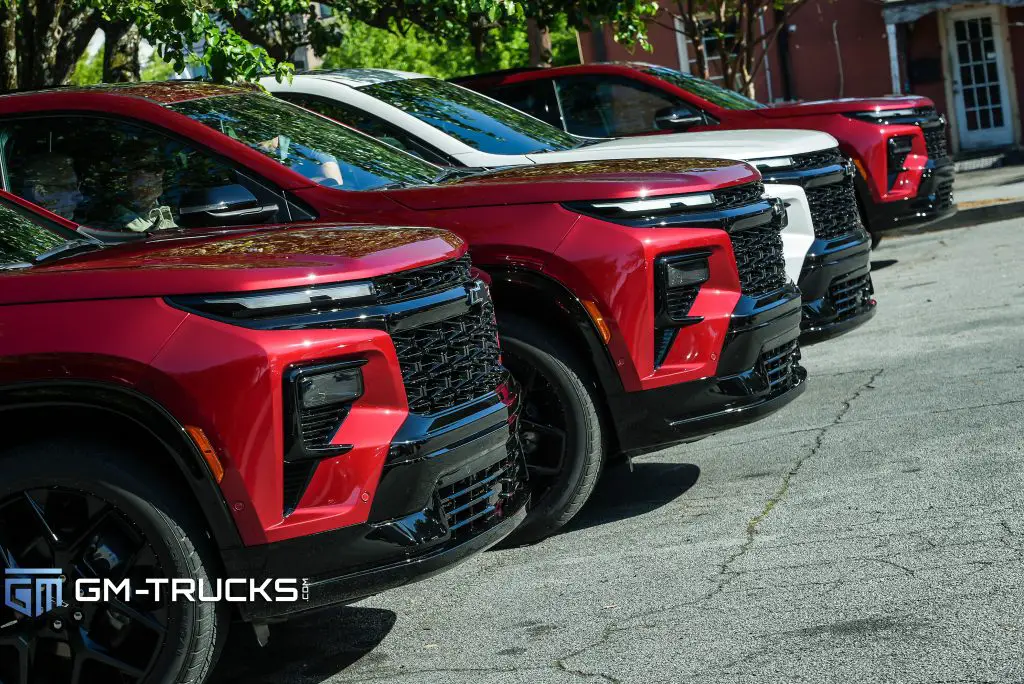 A lineup of 2024 Chevrolet Traverse RS models