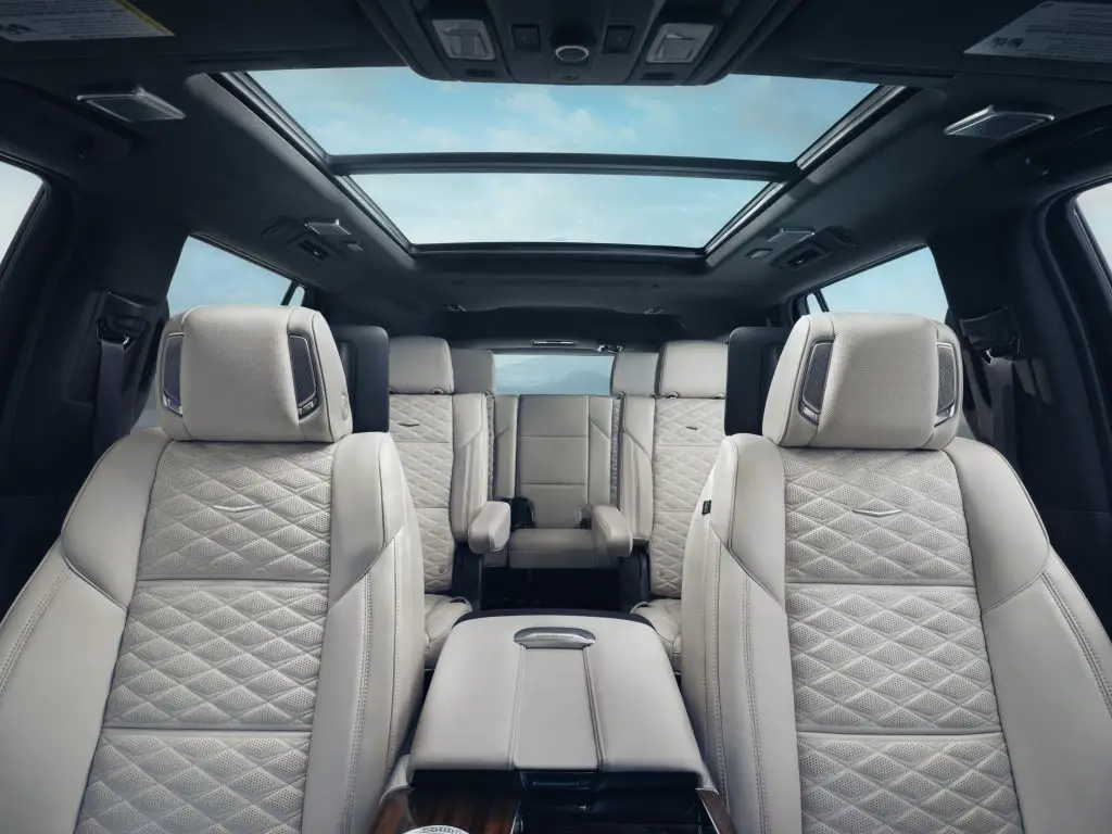 Cadillac Unveils the 2025 Escalade: A New Benchmark for Luxury SUVs 5 2025 Cadillac Escalade
